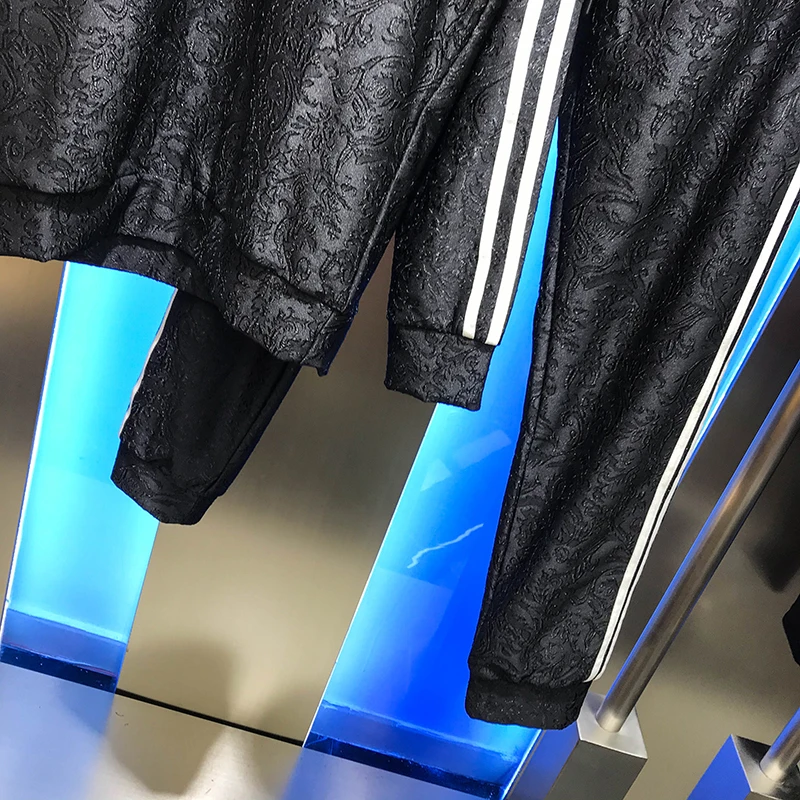 

Black dark flower suit men's new fashion brand striped round neck trousers and long sleeve sweater set for men in autumn 2020