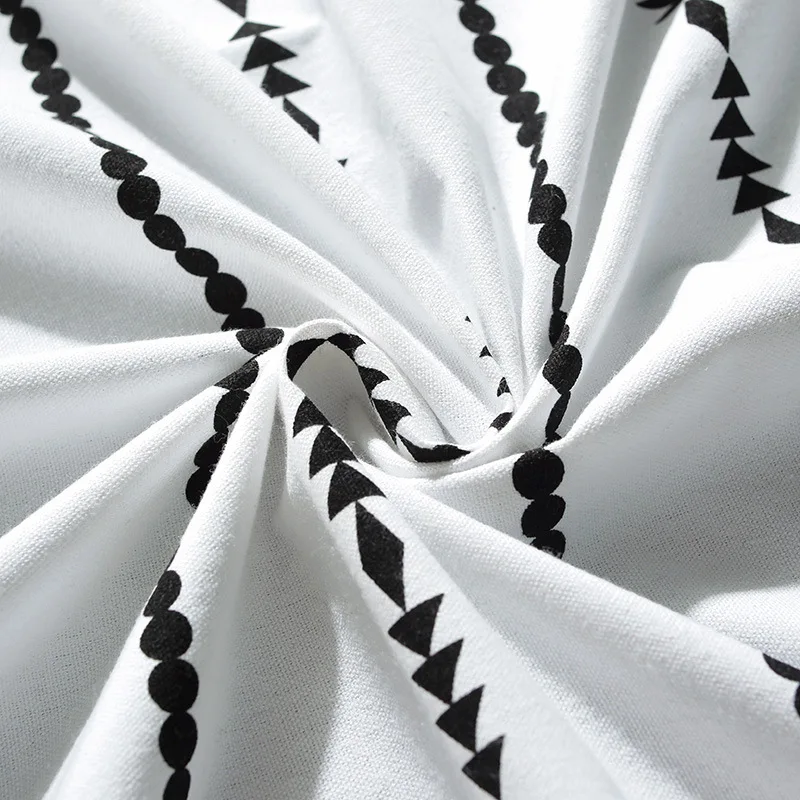 Скатерть в богемном стиле с белыми полосками и принтом черная скатерть