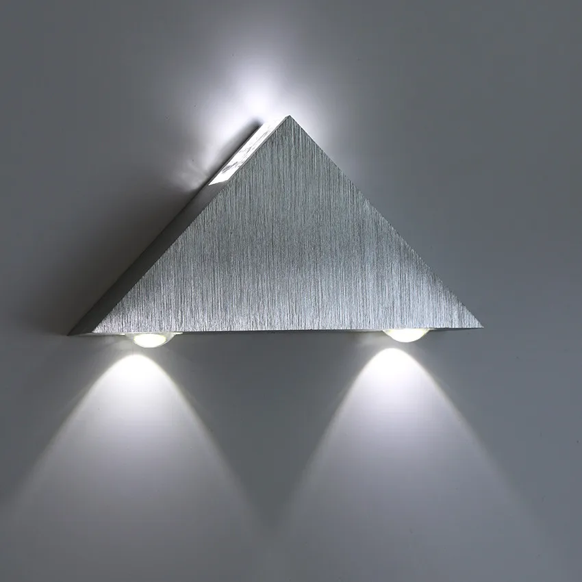 Алюминиевый светодиодный настенный светильник в сторону коридора гостиной