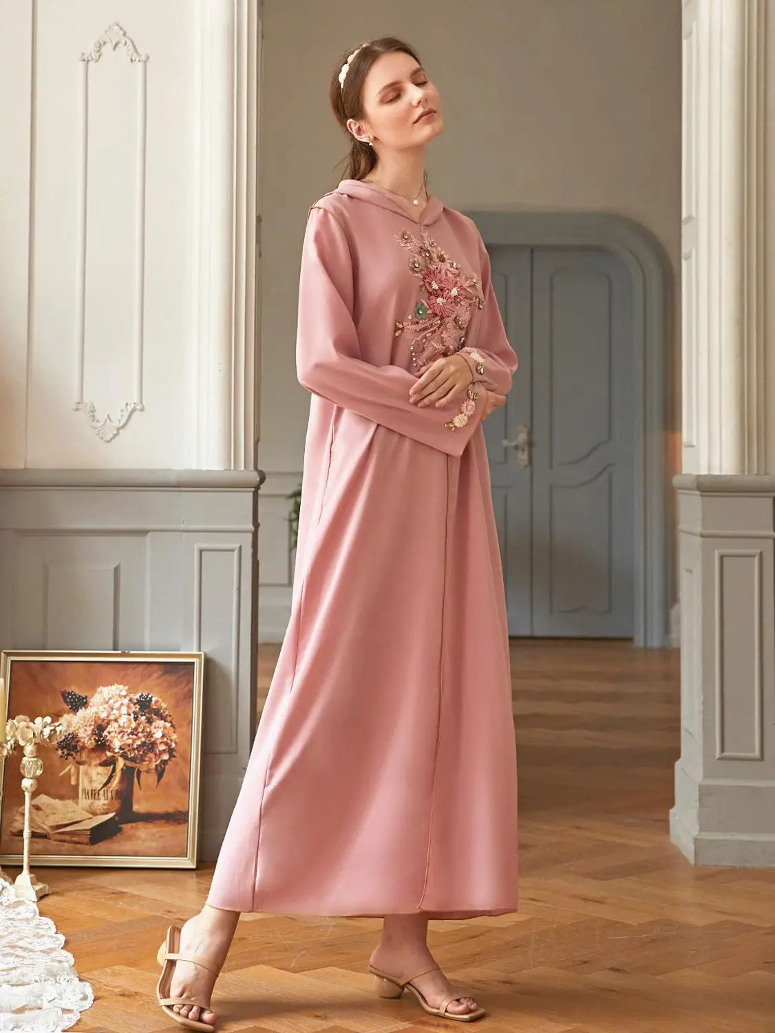 Розовое длинное платье-кафтан с аппликацией в стиле Марокко Мусульманское