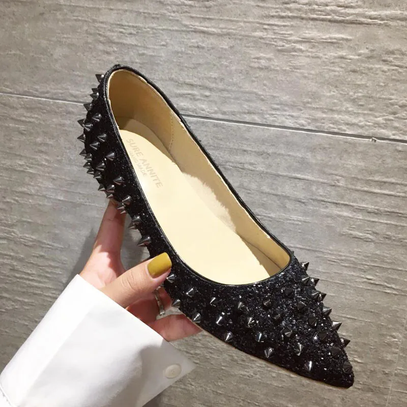 Новинка весны 2020 женские балетки с заклепками в стиле панк туфли заостренным