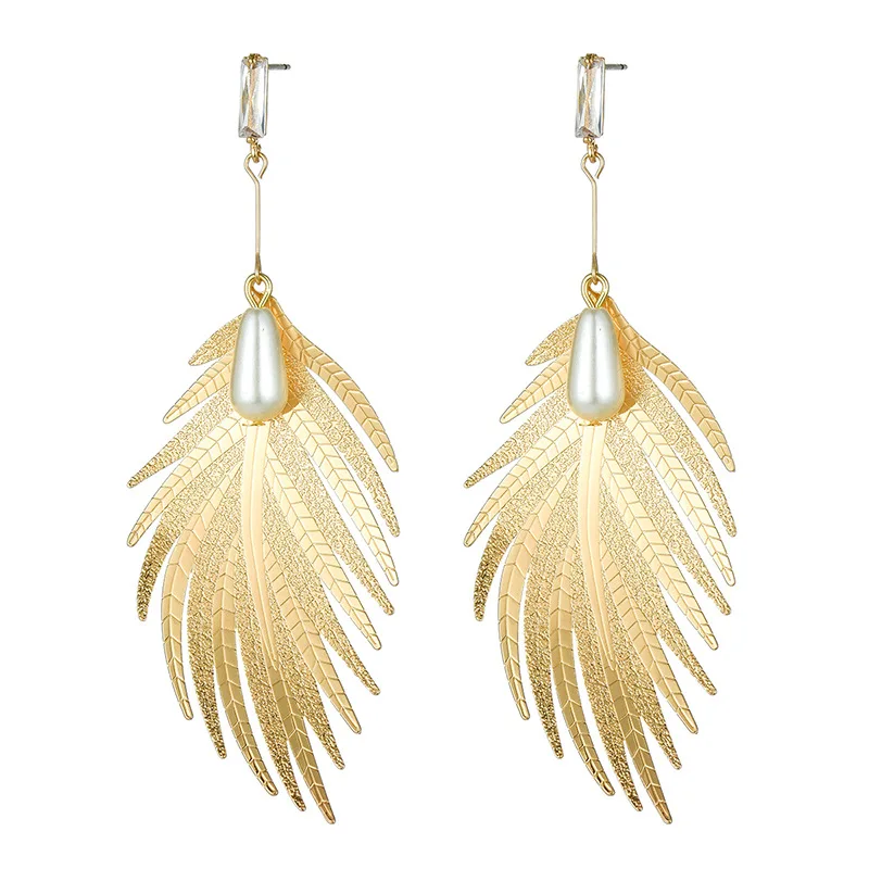

2020 Korean version of the new earrings for girls creative environmental protection plating feather shape pearl earrings