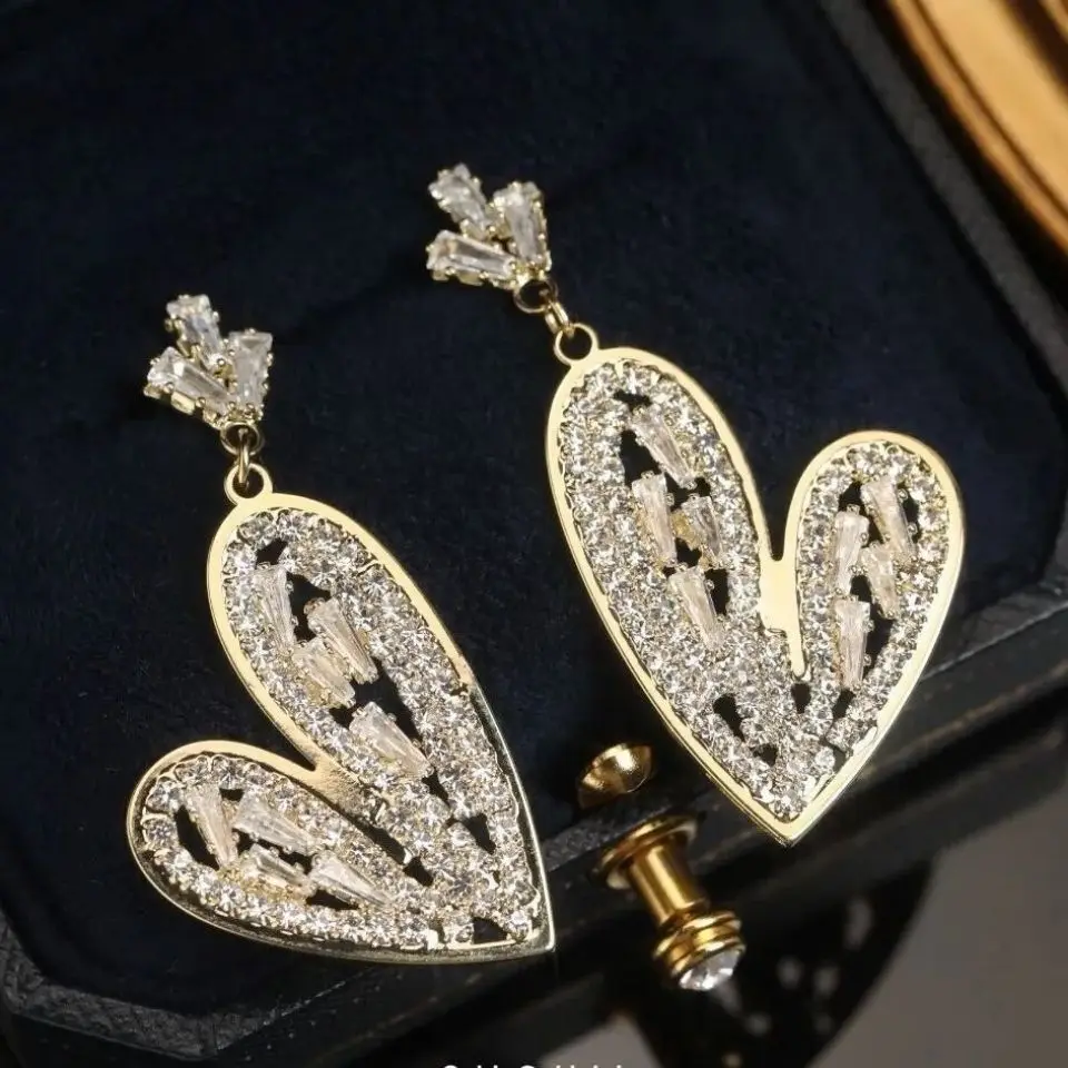 

S925 Silver Light Luxury Exquisite Goddess Love Earrings High Quality Love Fashion Simple Personality Inlaid Rhinestone Earrings