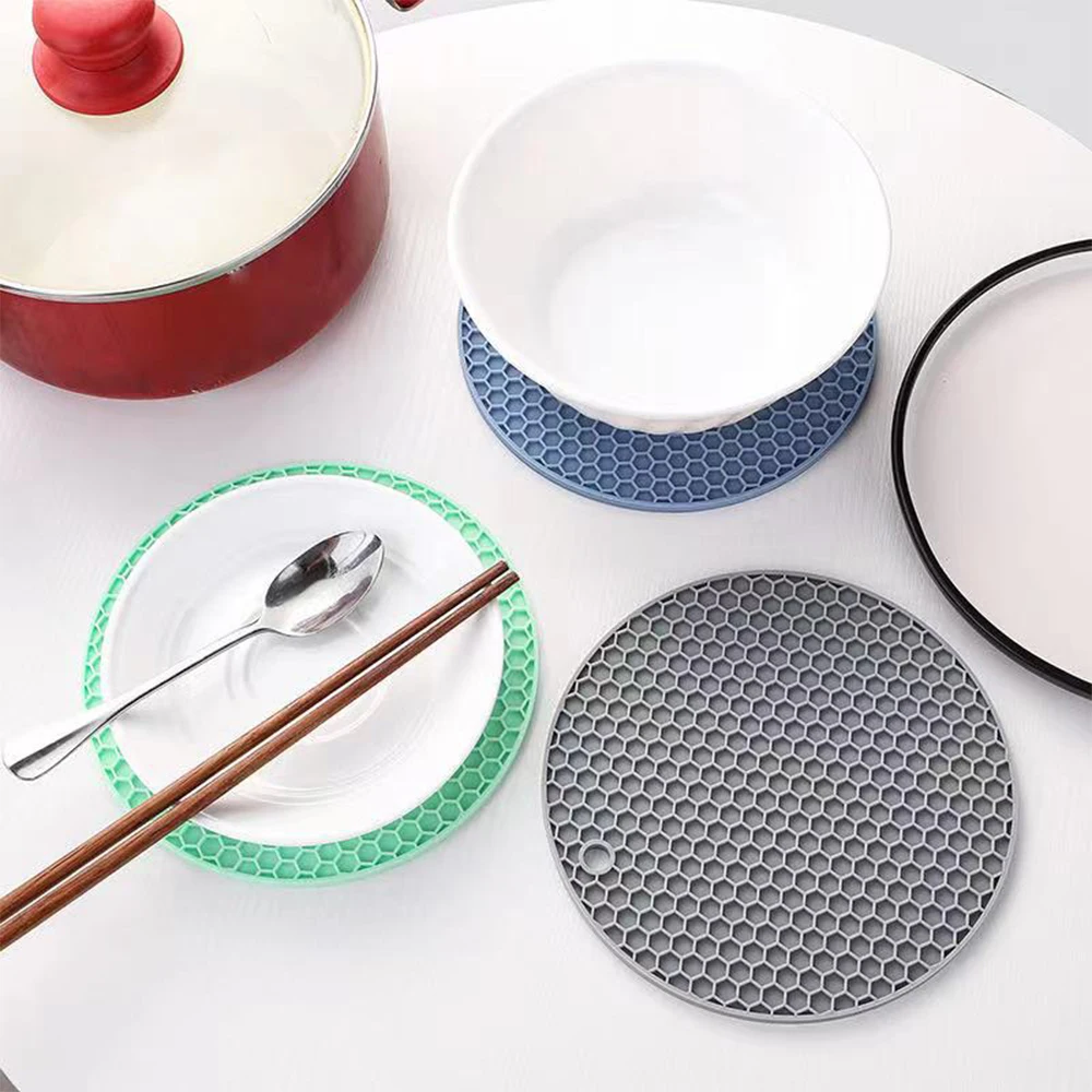 

1Pcs Heat Insulation Dining Table Mat Round Delicate Embroidery Dessert Pan Table Placemat Non-slip Coffee Cup Mats