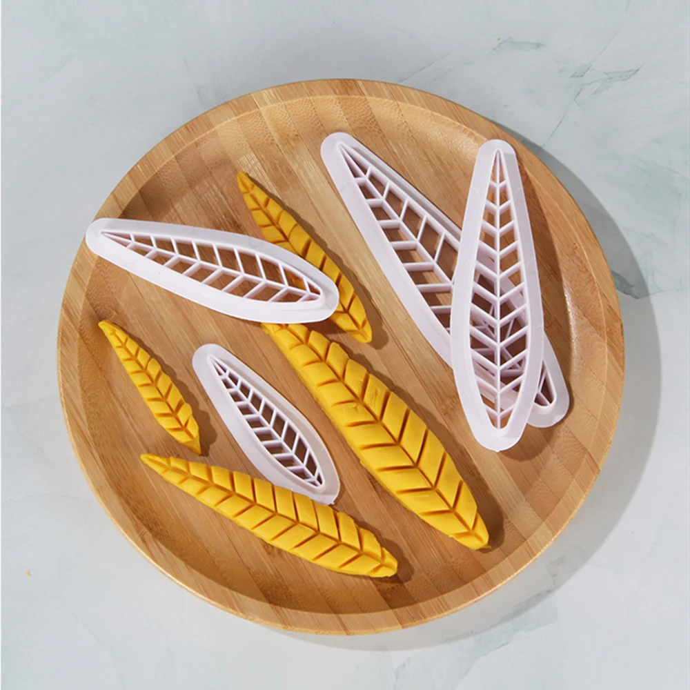 

4PCS Peach leaf Cookie Mold Creative Cartoon Biscuit Cutter Baking Mold Kitchen Household DIY Food Fondant Baking Mould Tool