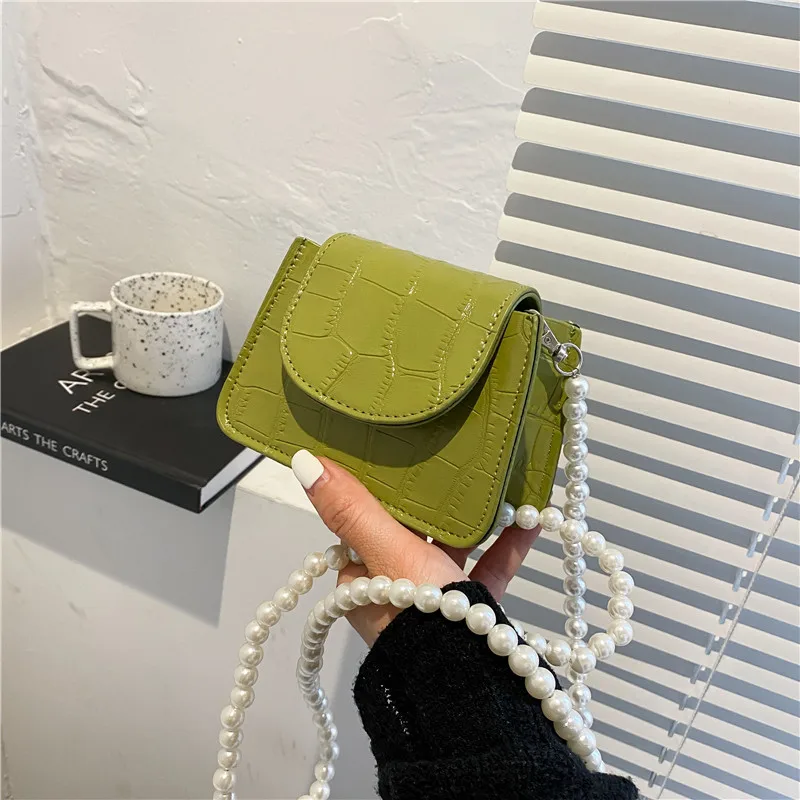 

Модные сумки на плечо с жемчугом, дамские сумочки из искусственной кожи на цепочке с жемчугом, мини-сумочки с клапаном, сумка через плечо с к...