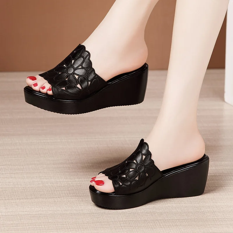 Сандалии женские с открытым носком босоножки на танкетке цветочным узором