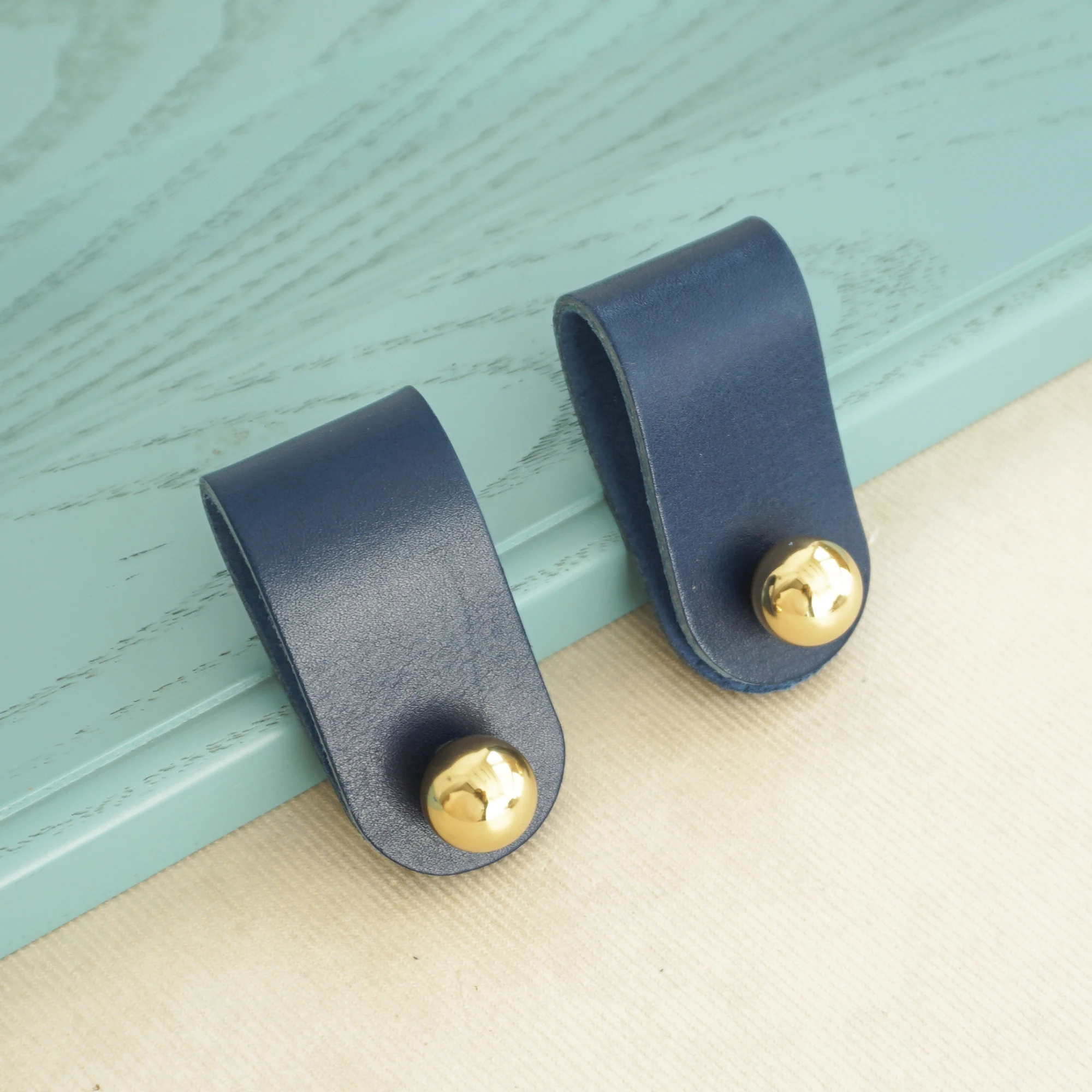 Ручка для шкафа из натуральной коровьей кожи и латуни | Обустройство дома