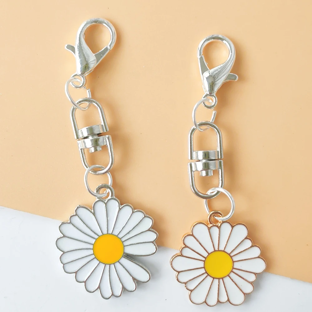 Лидер продаж модные красивые брелоки с маленькой маргариткой на удачу подвеской