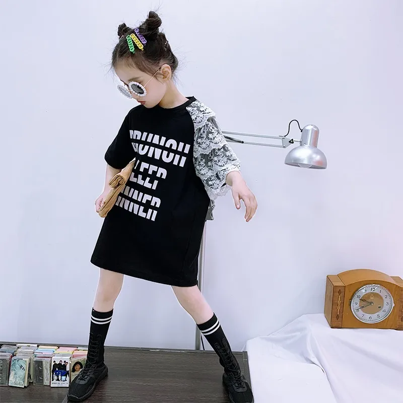 

Детская черная футболка с буквенным принтом, футболки с коротким рукавом, Новинка лета, кружевная Лоскутная длинная футболка, детские топы