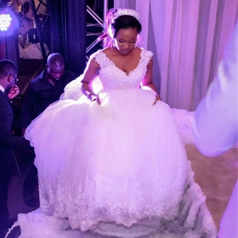 

Ball Gown Lace Applique Wedding Dresses African V-neck Lace-up Bridal Gown Vestidos De Noiva