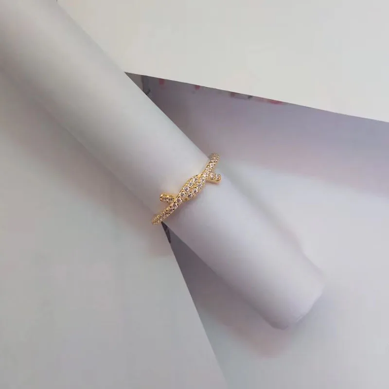 Женское кольцо из серебра 925 пробы с фианитом | Украшения и аксессуары