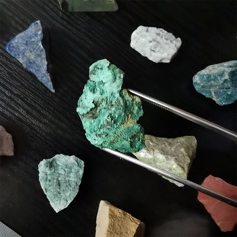 Различные натуральные необработанные камни и минералы с коробкой натуральный