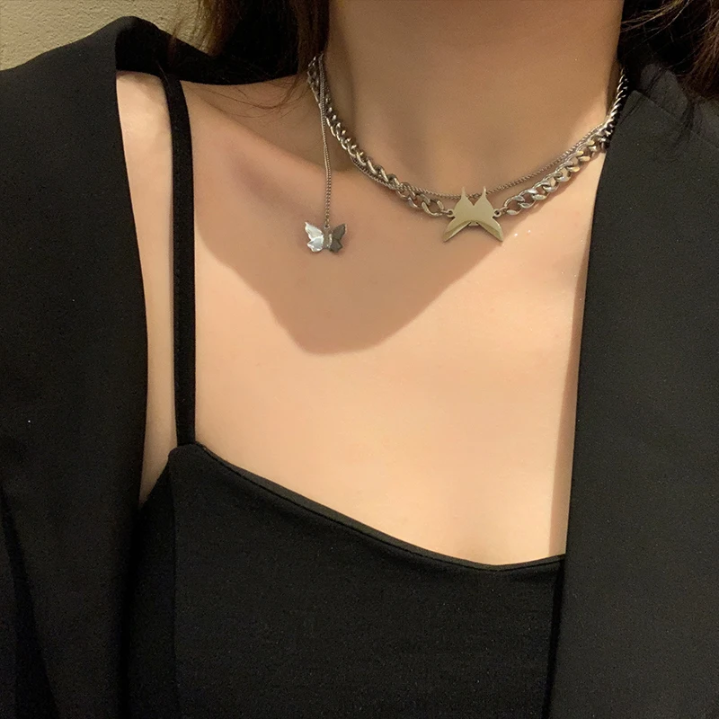 Стильное ожерелье в стиле нормкор с толстой металлической цепью и бабочкой