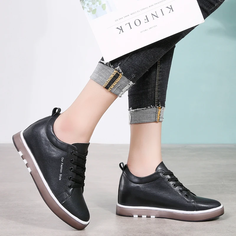 Женские кроссовки на шнуровке белые кожаные плоской подошве удобная весенняя