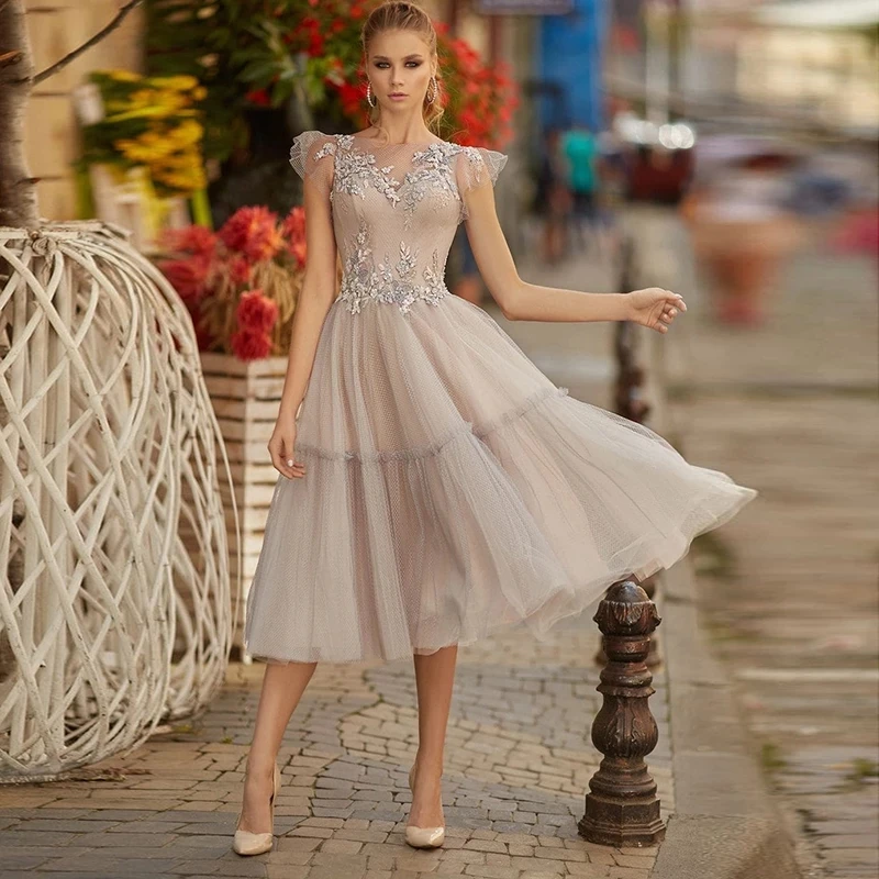 

Hot Sale Charming Short Prom Party Dresses Tea Length Cap Sleeves Bateau Neckline Appliqued Wedding Guest Gowns Illusion Back