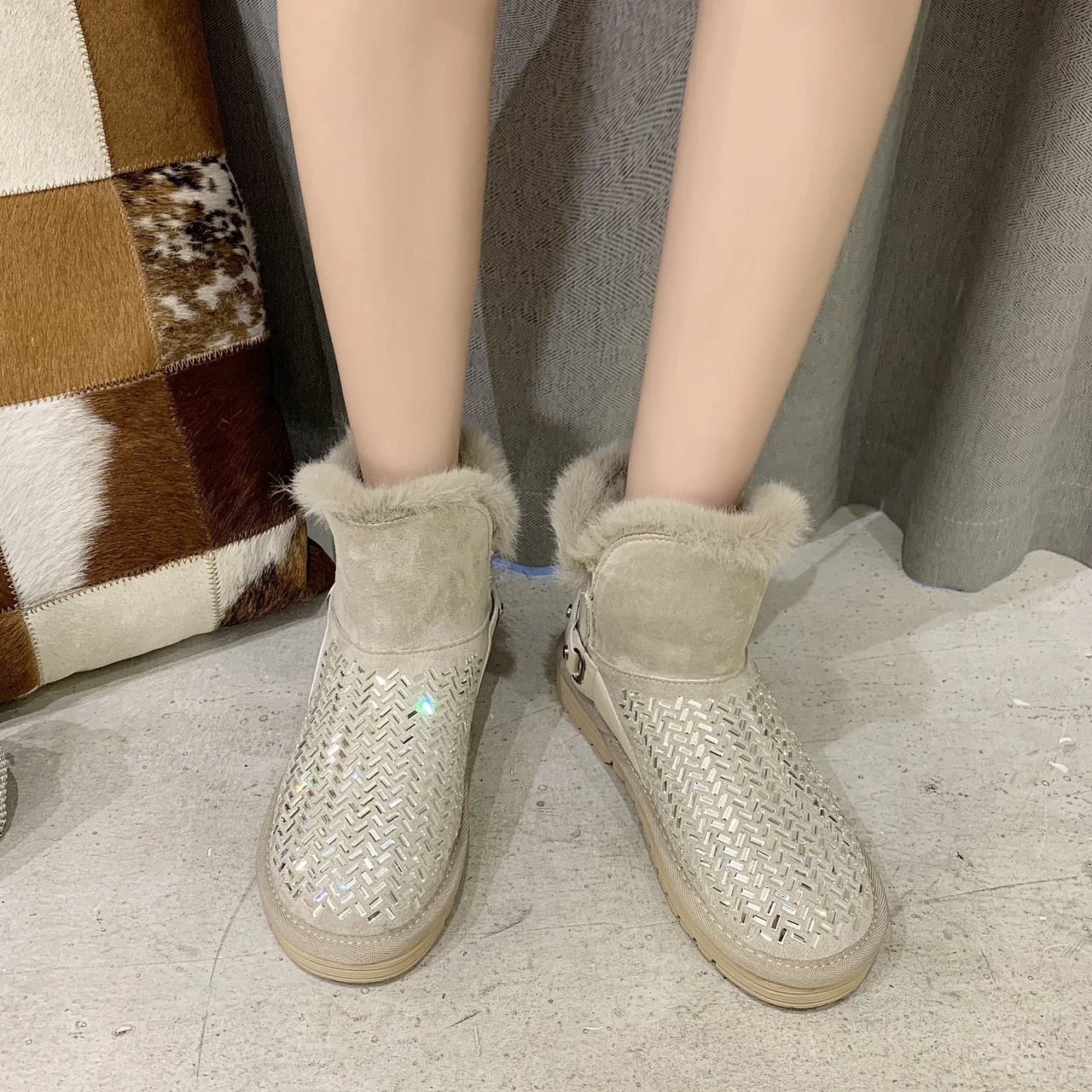 

Snow boots women's 2021 winter new all-match plus velvet non-slip fashion rhinestone fried street short boots cotton shoes 35-40