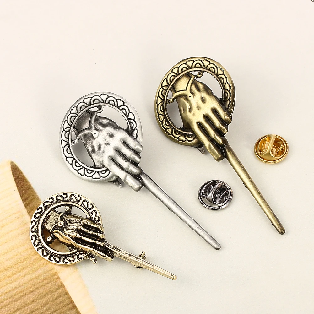 Значок-брошь с изображением рука короля на лацкане