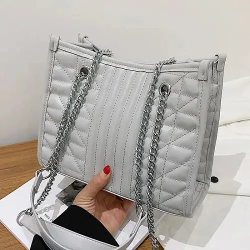 

Вместительная модная женская сумка-тоут, новинка зимы 2021, однотонная женская сумка через плечо с цепочкой, брендовая дизайнерская сумка чер...