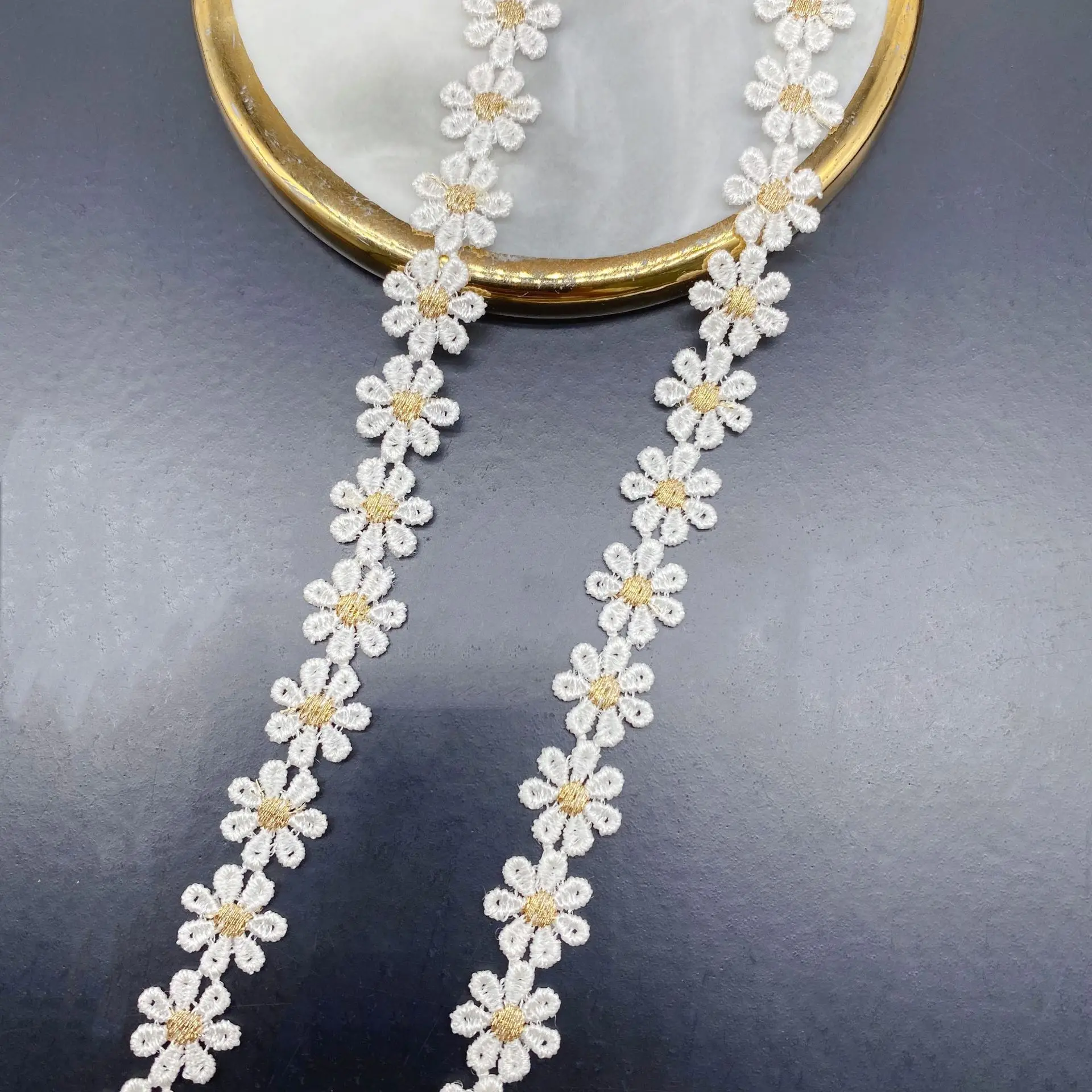 

Вышитая двухцветная кружевная лента с маленькими маргаритками, цветами, бабочками, тканями, рукоделие, шитье, цепочка до ключиц