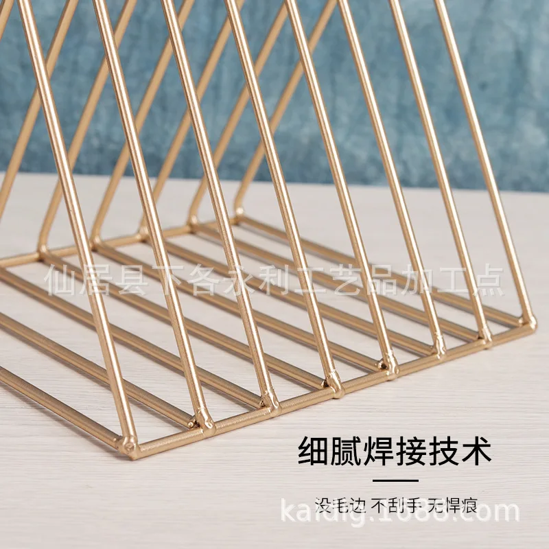 Простая треугольная подставка INS в скандинавском стиле для газет и магазинов