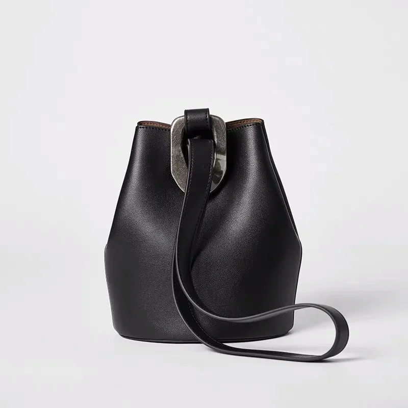 Сумка-мешок из натуральной кожи с ремешком на застежке | Багаж и сумки