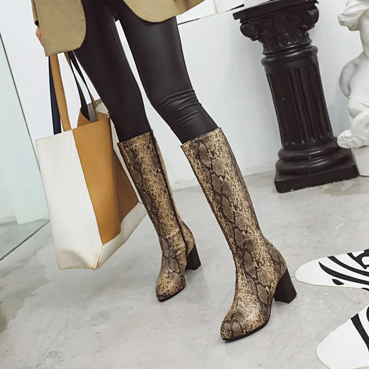 Кожаные зимние сапоги со змеиным принтом женские до колена с острым носком