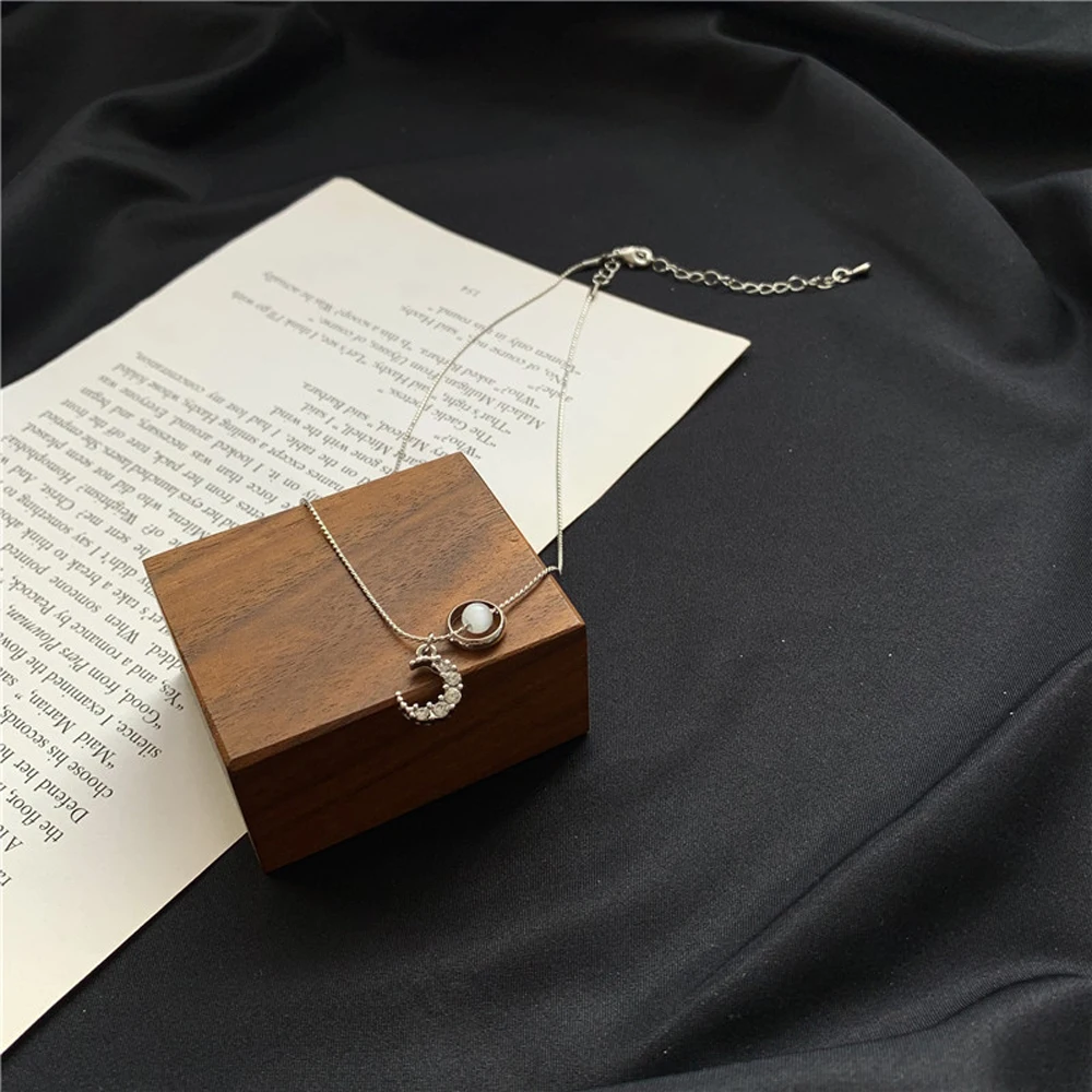 

2021 Vintage Fashion Women Moon Charm Contracted Necklace Jewelry Pendant Necklace