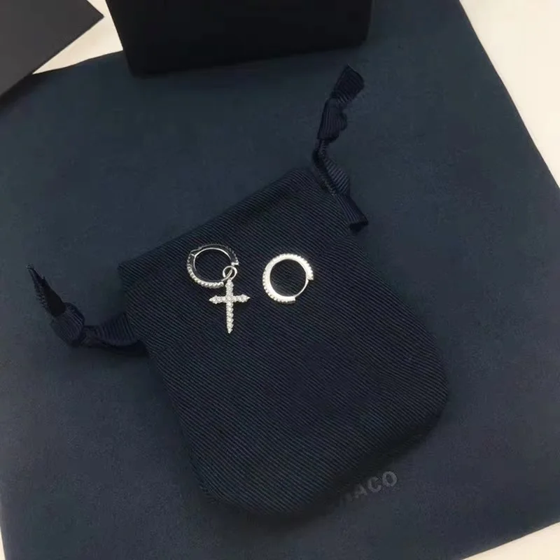 Новые маленькие высококачественные асимметричные серьги с крестом микро набор