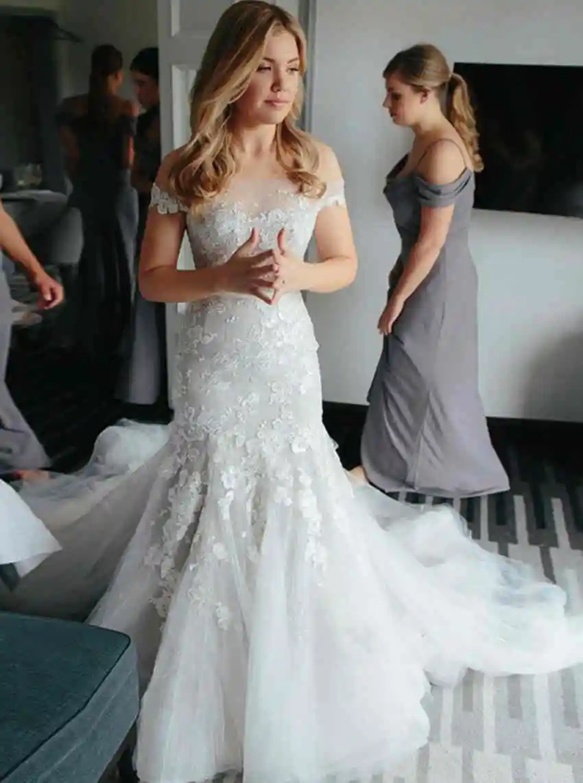 Фото Женское свадебное платье с юбкой годе белое кружевное открытыми плечами поясом и