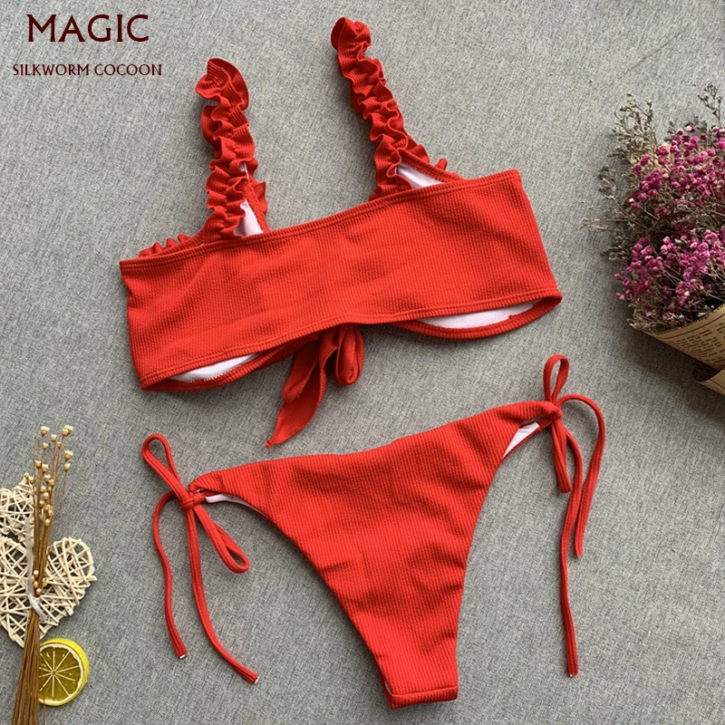 Женский купальник с рюшами однотонный красный бандажный на лямках пуш ап и