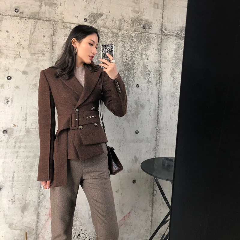 Женский коричневый пиджак с поясом на талии шерстяная куртка узором в елочку для