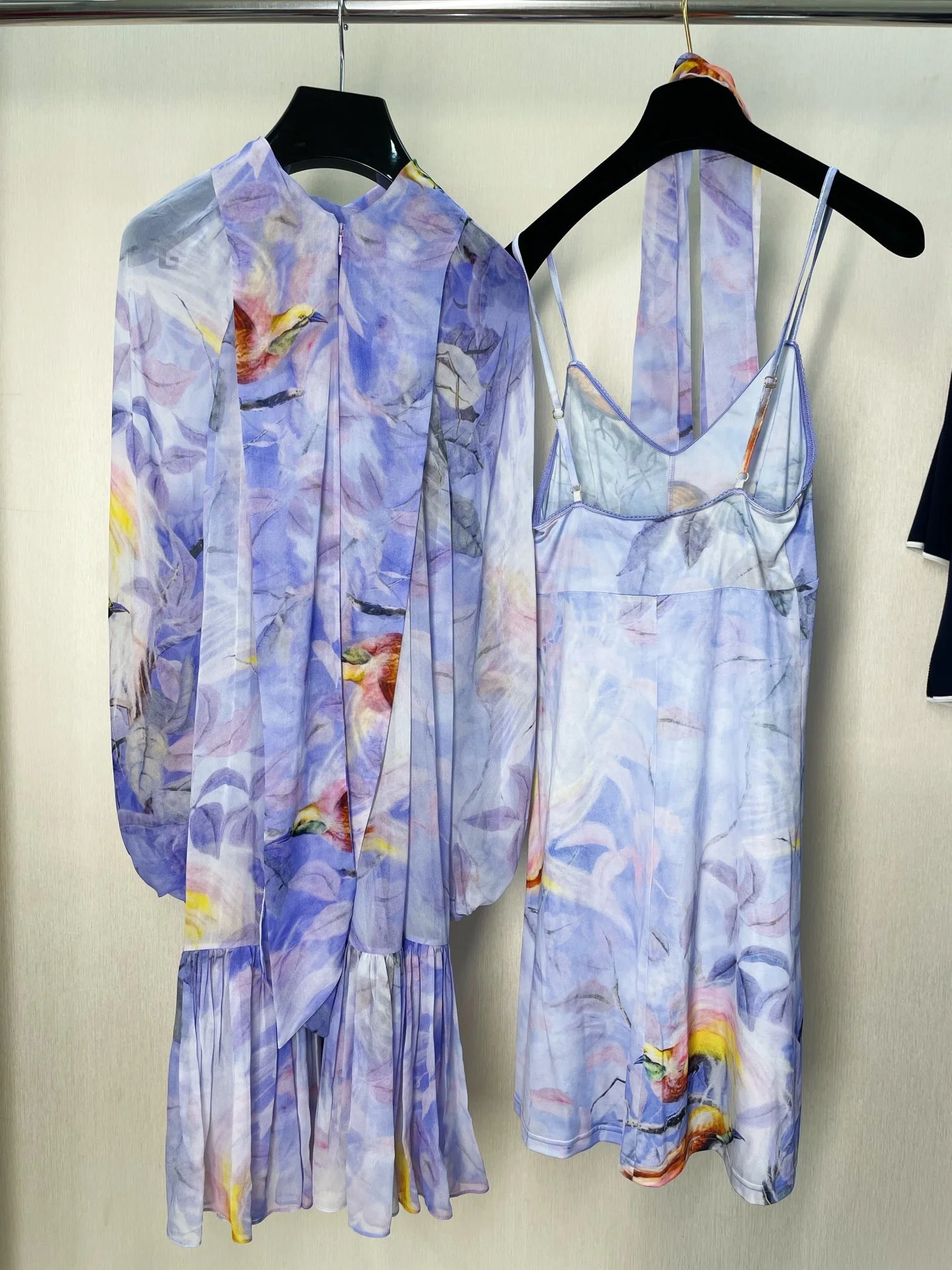 

Женское платье с длинным рукавом и цветочным принтом