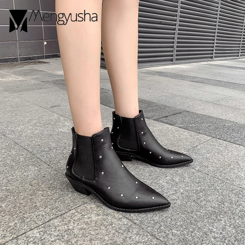 Женские ботинки челси с заклепками кожаные байкерские на массивном каблуке