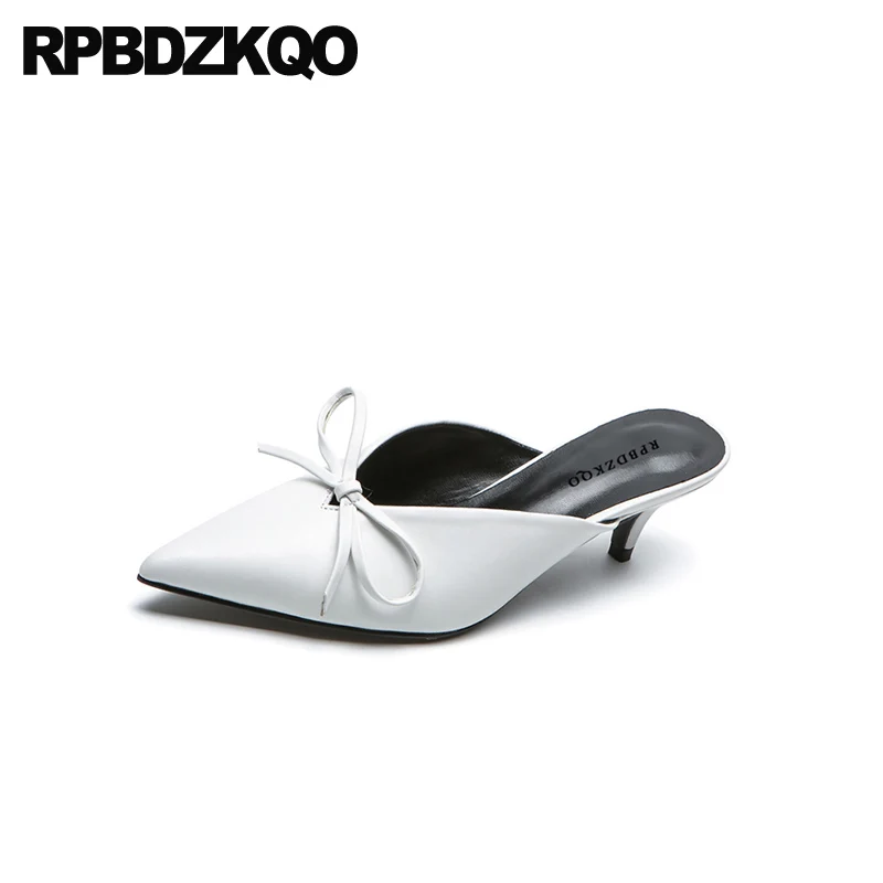 Женские туфли лодочки с металлическим бантом и острым носком мюли серебристые