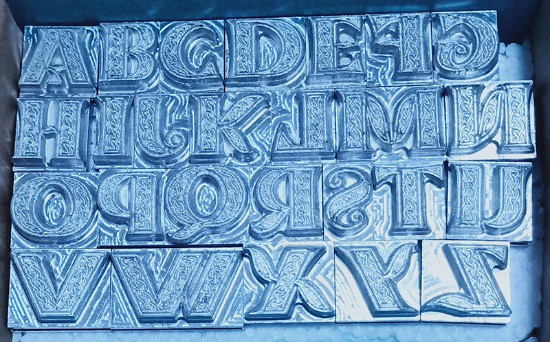 Шрифт в стиле Кельта 26 капитальных букв ручная работа штампы для резьбы