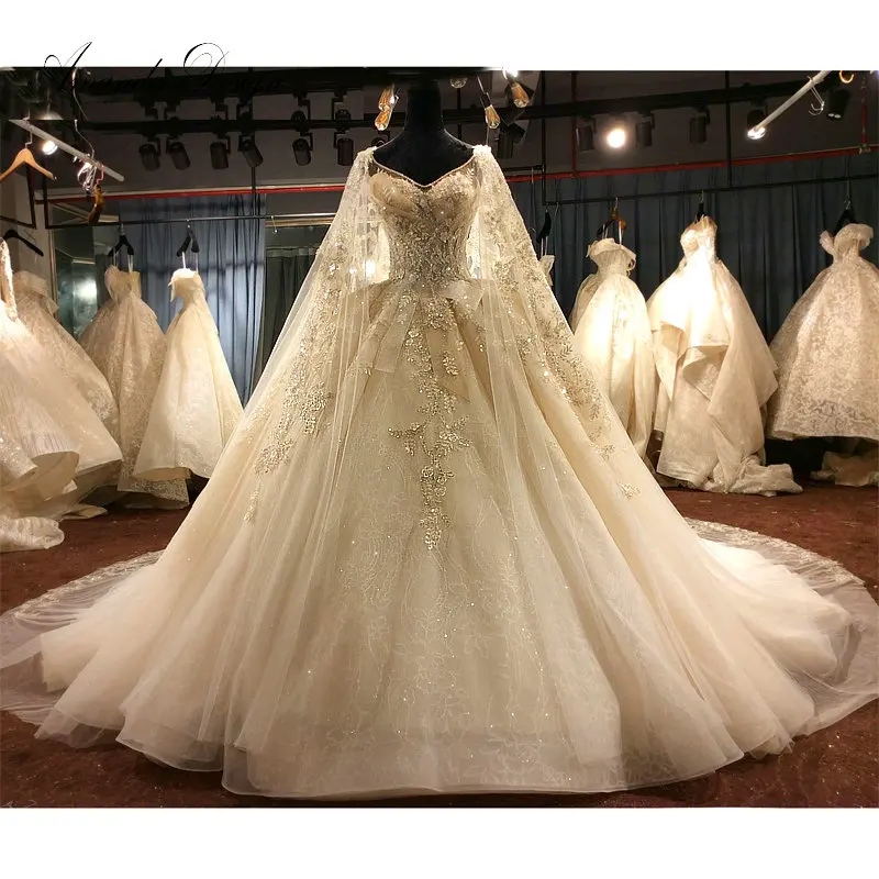 Свадебное платье цвета шампанского с кружевной аппликацией и накидкой