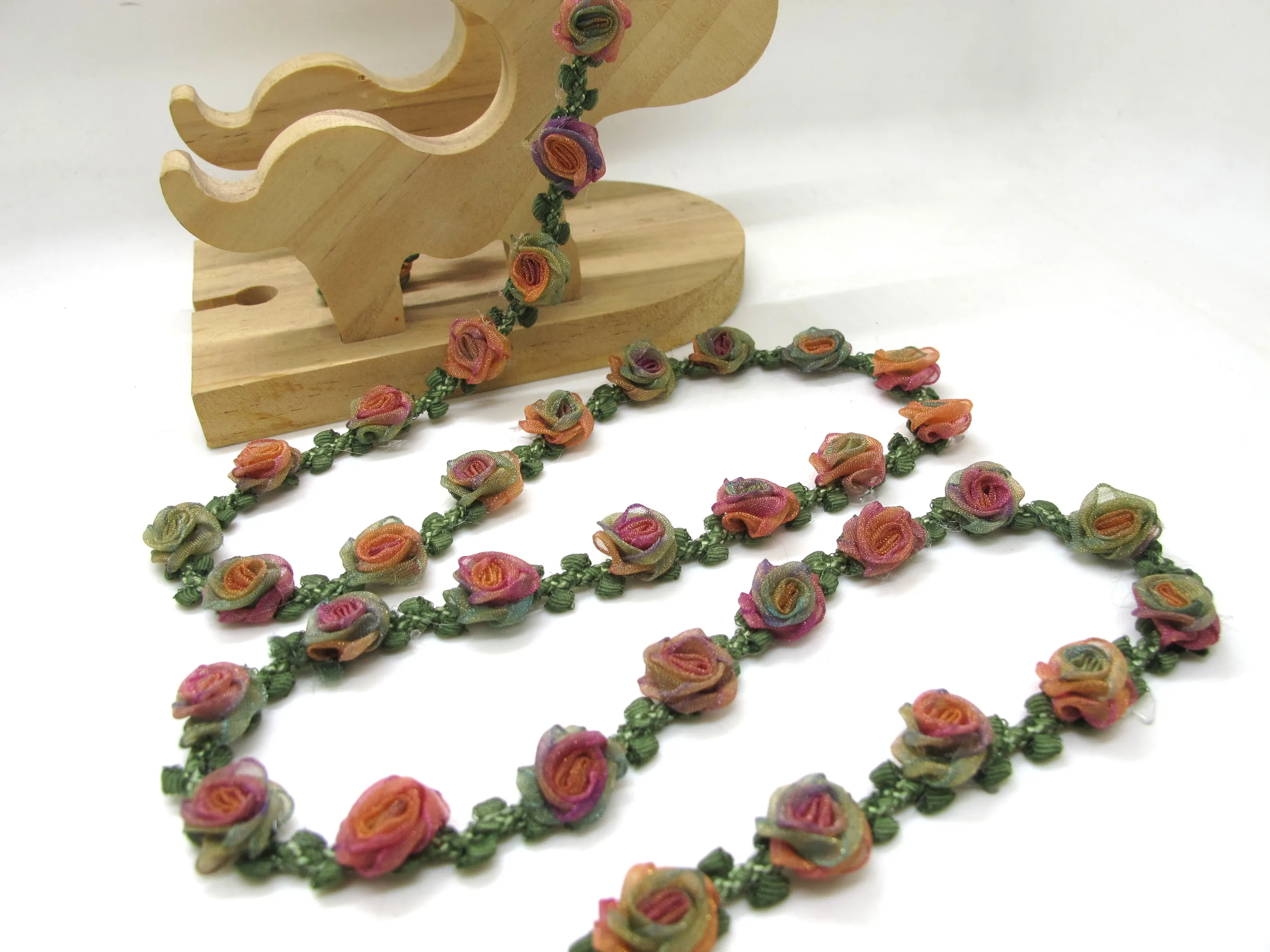 Специальное издание | Компактные Омбре розы бутоны на зеленом тканом рококо