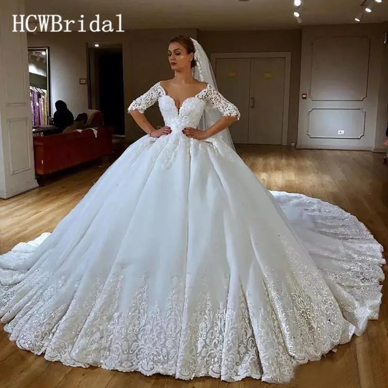 

Luxury Dubai Wedding Dresses Half Sleeves Long Train Gorgeous Lace Puffy Princess Bridal Dress Customize Robe De Mariee