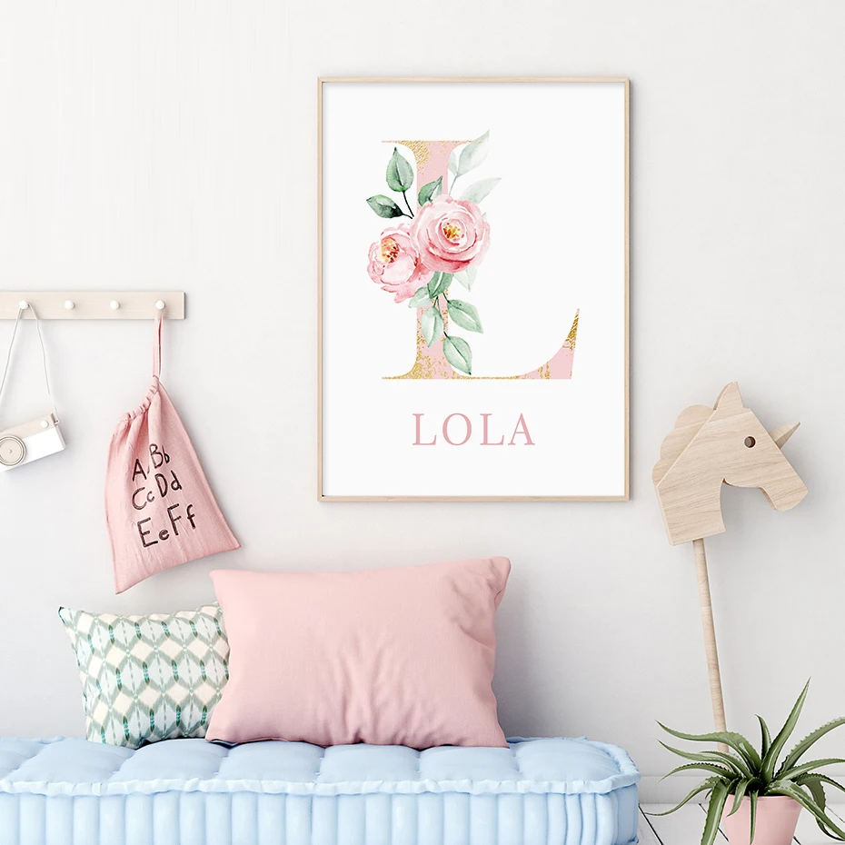 Картина на холсте с изображением кролика в цветочном узоре с персонализированным именем для украшения детской комнаты маленькой девочки.