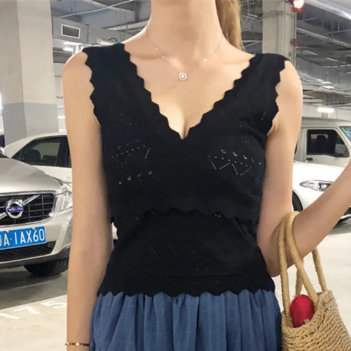 Топ женский трикотажный без рукавов с глубоким V-образным вырезом | Женская