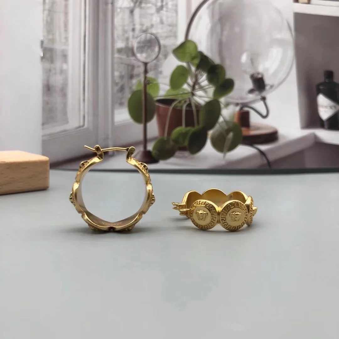 

Golden flower carving fashion personality retro earrings