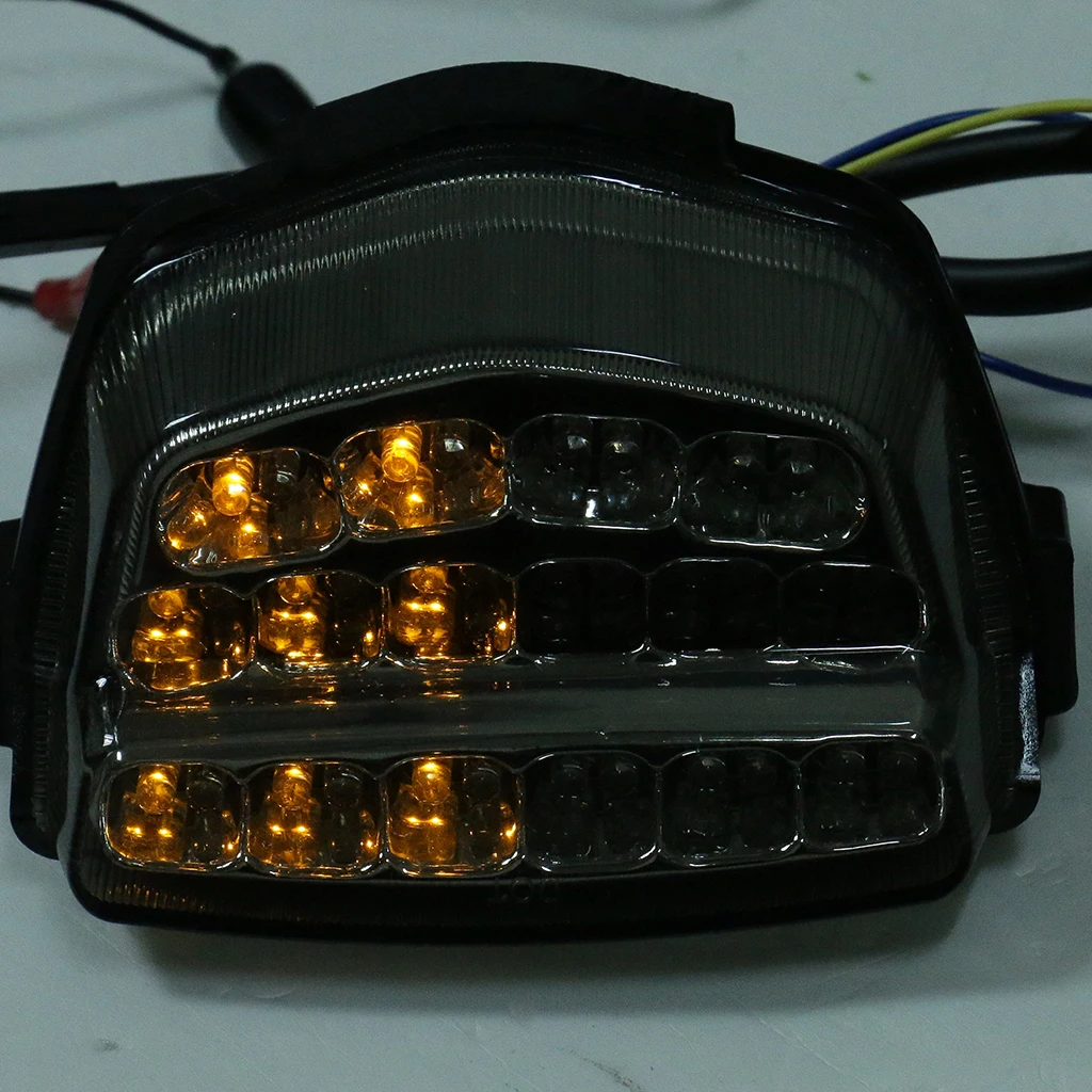 Задний фонарь со светодиодной подсветкой и встроенным поворотным сигналом для