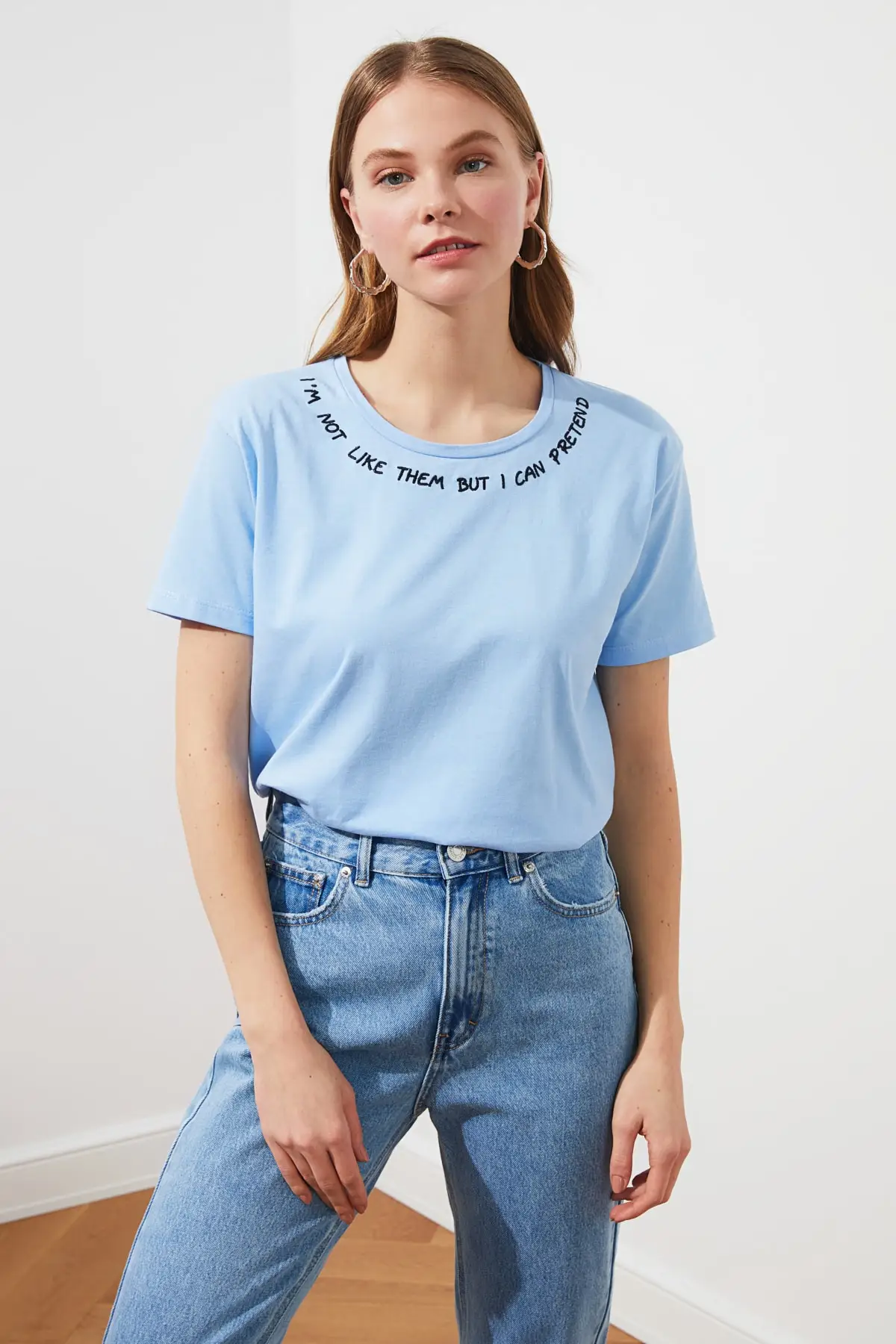 Укороченная трикотажная футболка с вышивкой Trendyol TWOSS20TS0485|Футболки| |