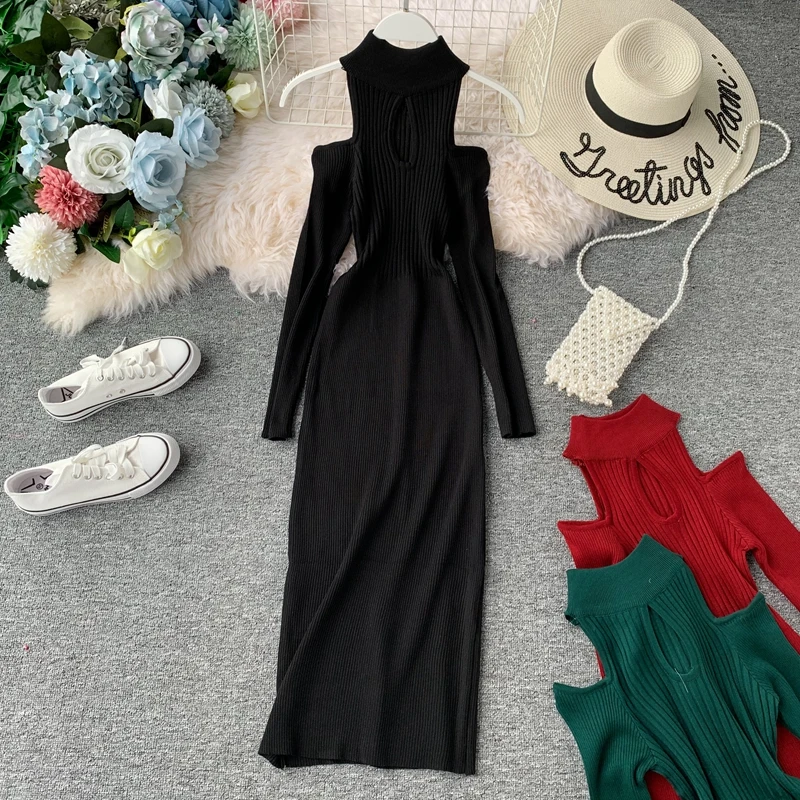 Женское трикотажное платье с открытыми плечами однотонное рваное облегающее