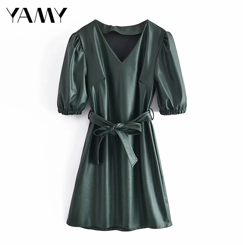 

Женское мини-платье из искусственной кожи с поясом и V-образным вырезом