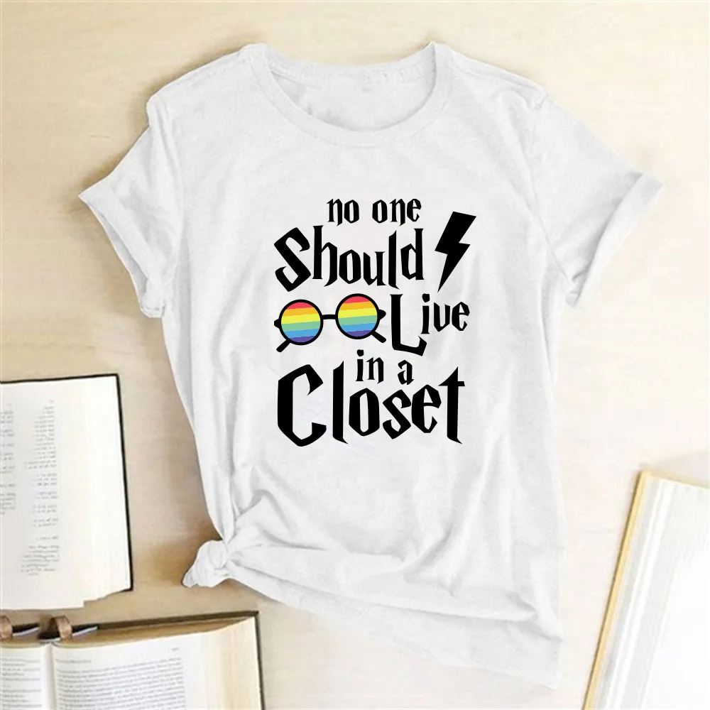 

Забавная женская футболка с принтом никто не должен жить в шкафу, летняя свободная футболка с коротким рукавом, Женские винтажные Топы боль...
