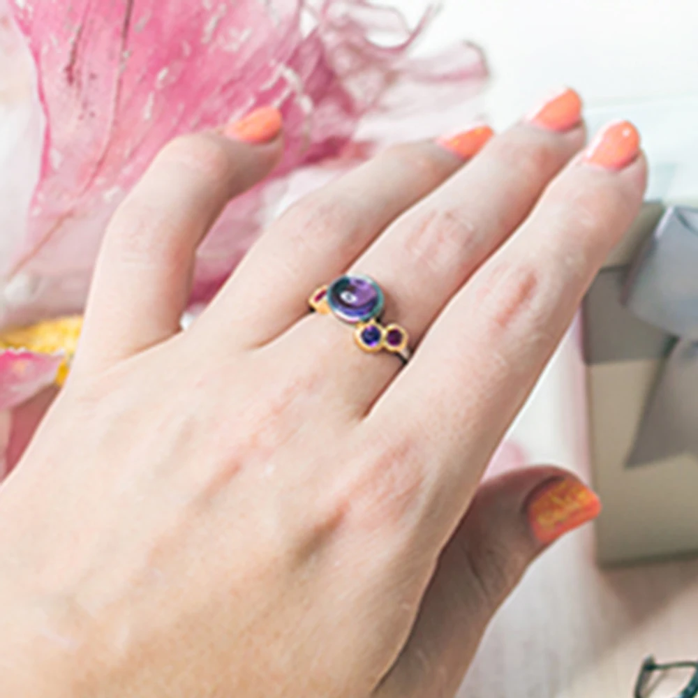 Женское кольцо с фиолетовым камнем большое разноцветное кристаллами