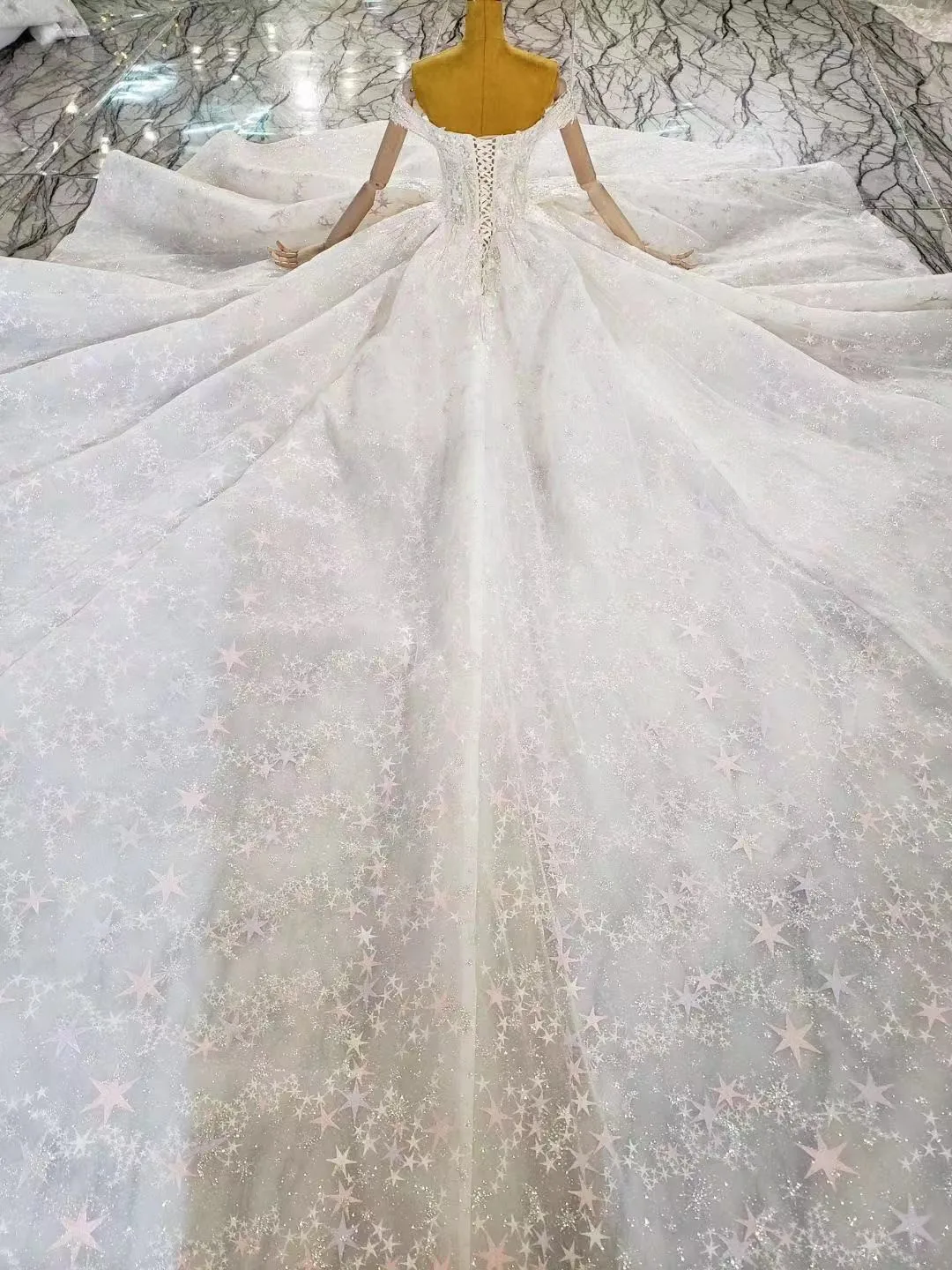 

Luxury Wedding Gowns Off Shoulder Appliqued Lace Pearls Princess Bridal Dress Custom Made Arabic Wedding Dresses