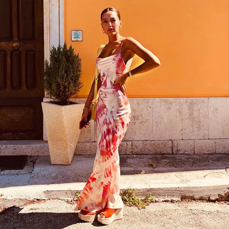 Камуфляжное платье-карандаш без бретелек на тонких лямках с открытой спиной